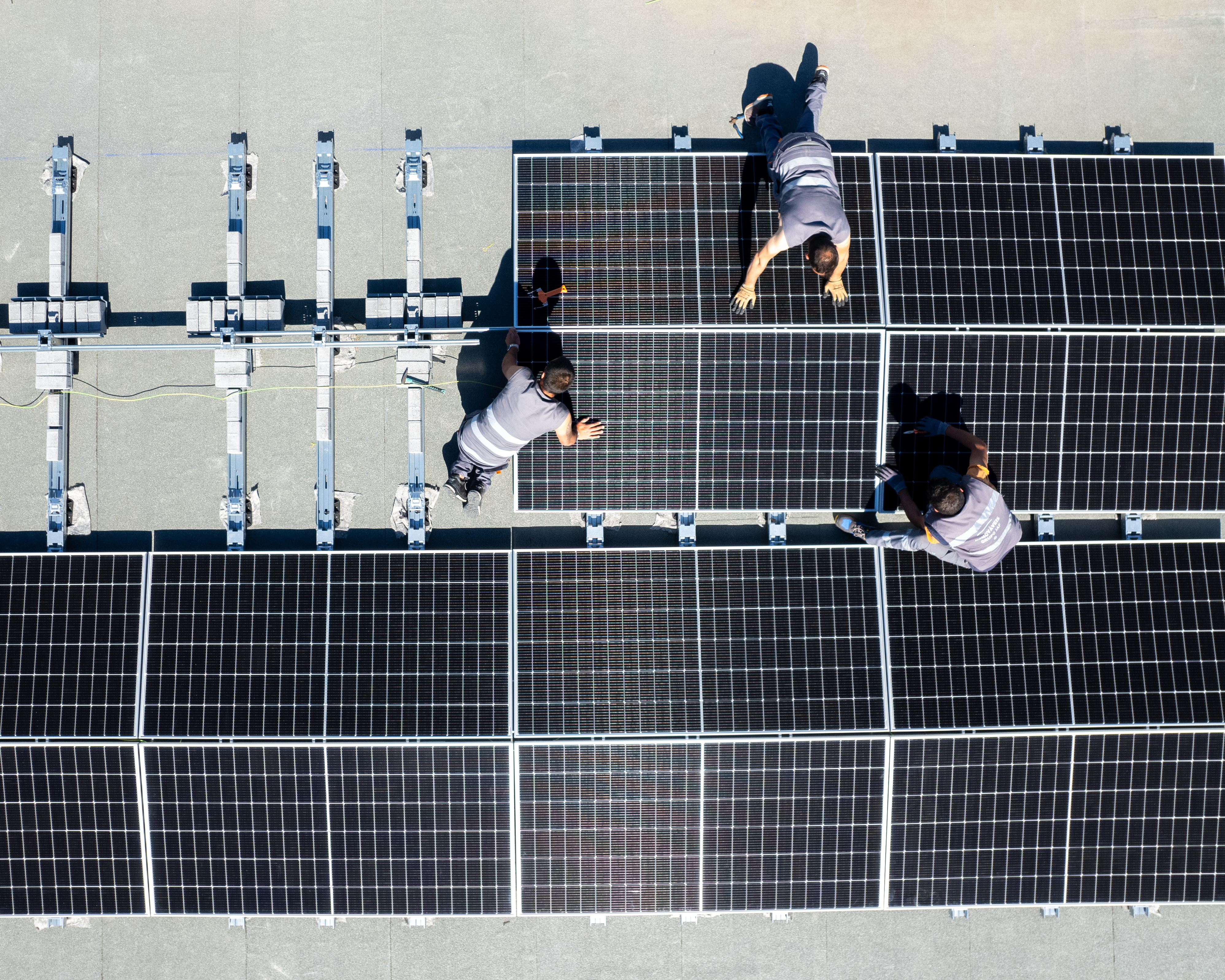 Vista aérea de instalação solar — escala da produção UPAC nacional