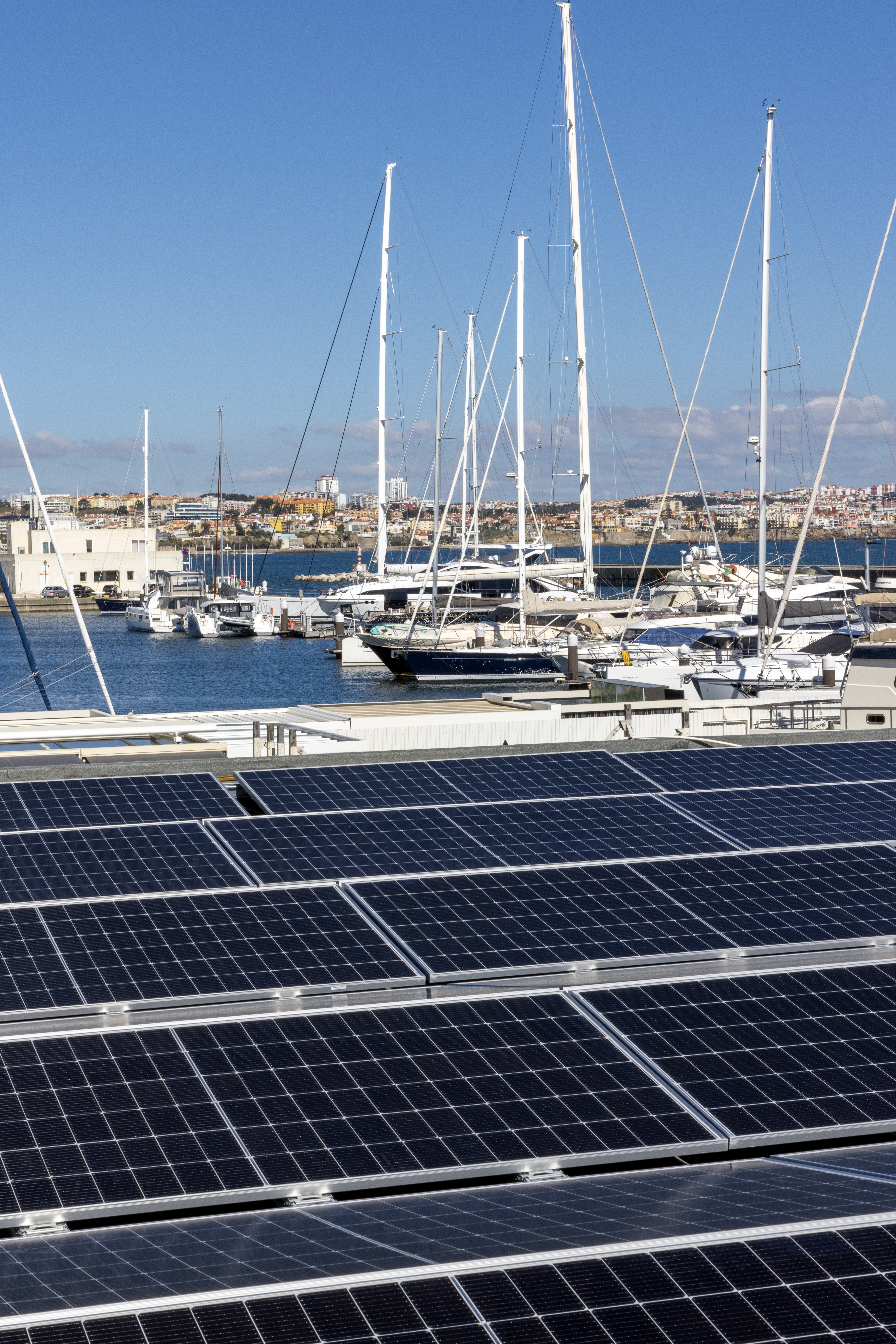 Painéis solares em ambiente costeiro — energia renovável em vários contextos