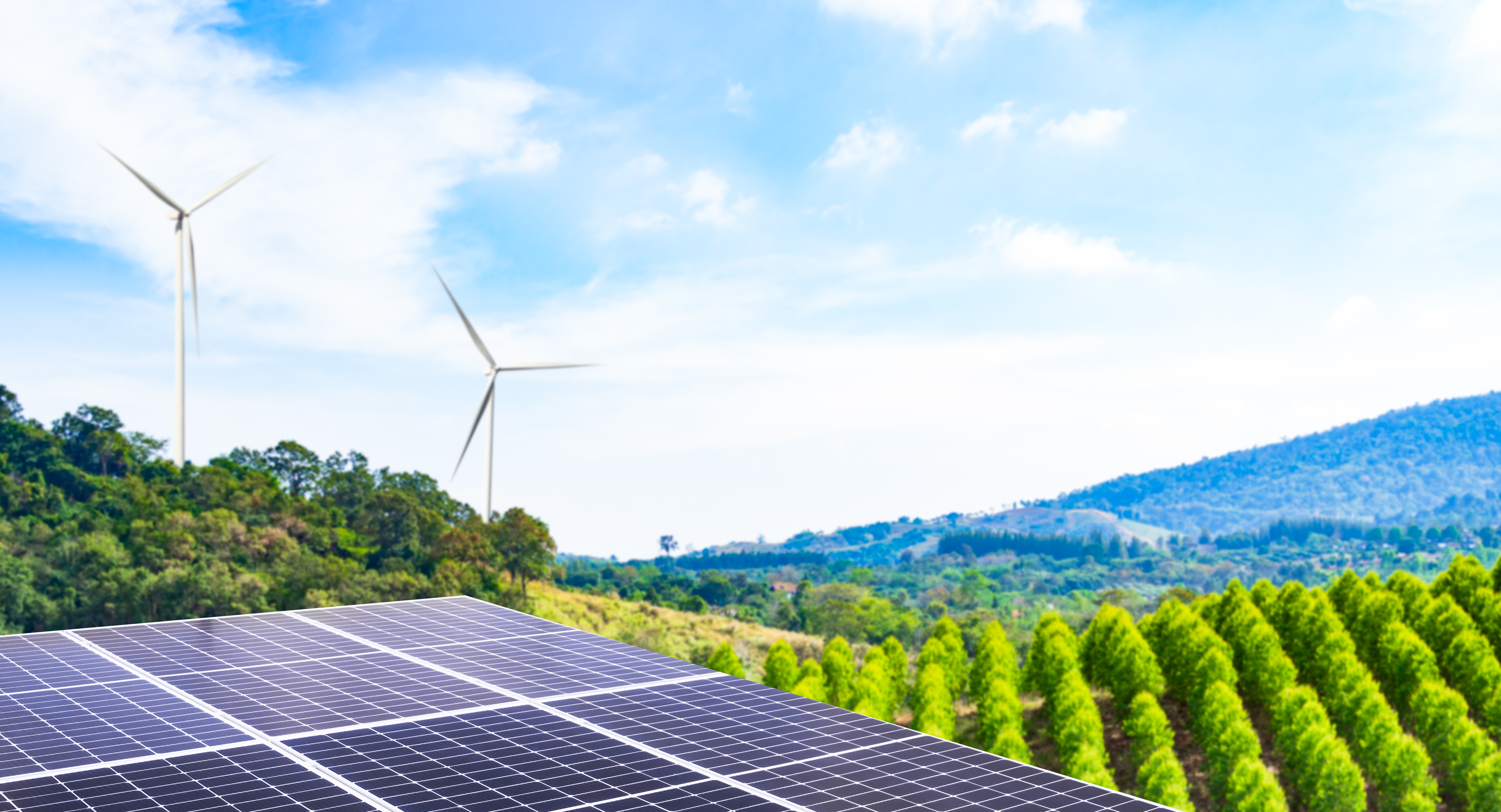 Painéis solares fotovoltaicos em telhado residencial